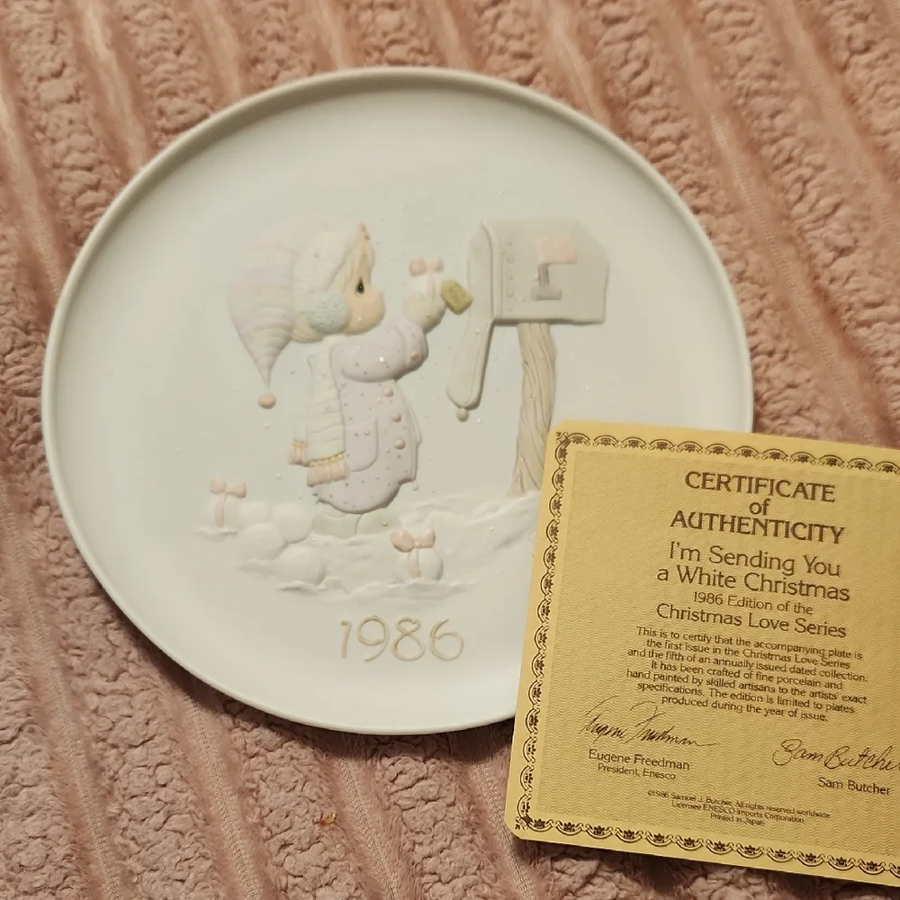 Precious Moments Christmas Love Series Plate, 1986 - Picture 4 of 9